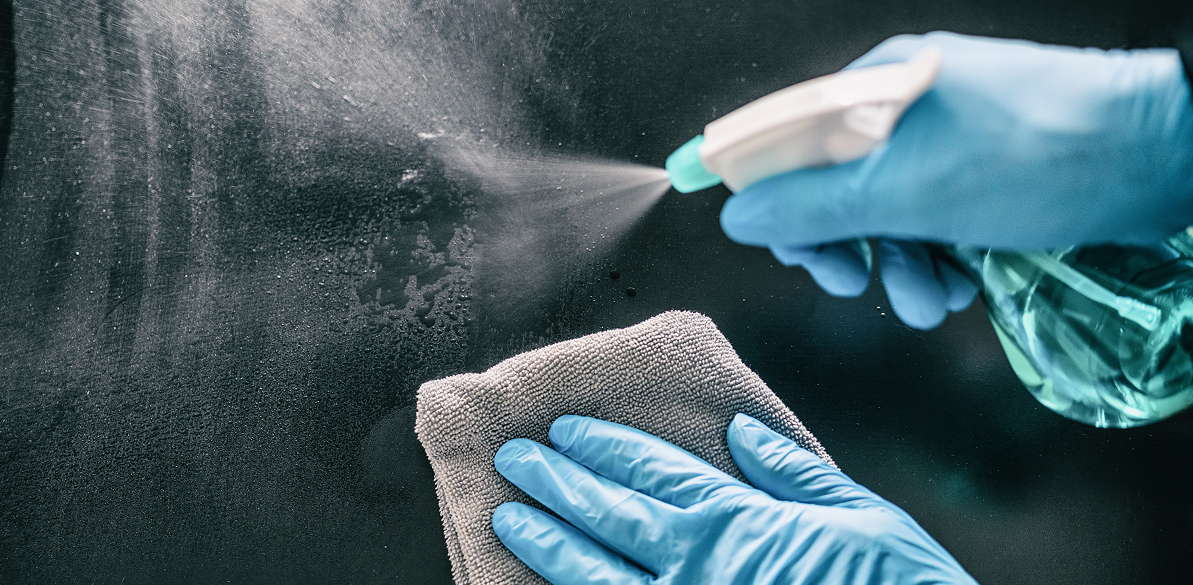 Glasreinigung mit Sprühflasche und Mikrofasertuch